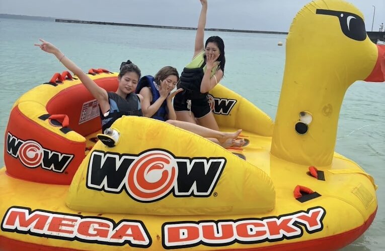 宮古島のパイナガマビーチでバナナボートを楽しむ様子