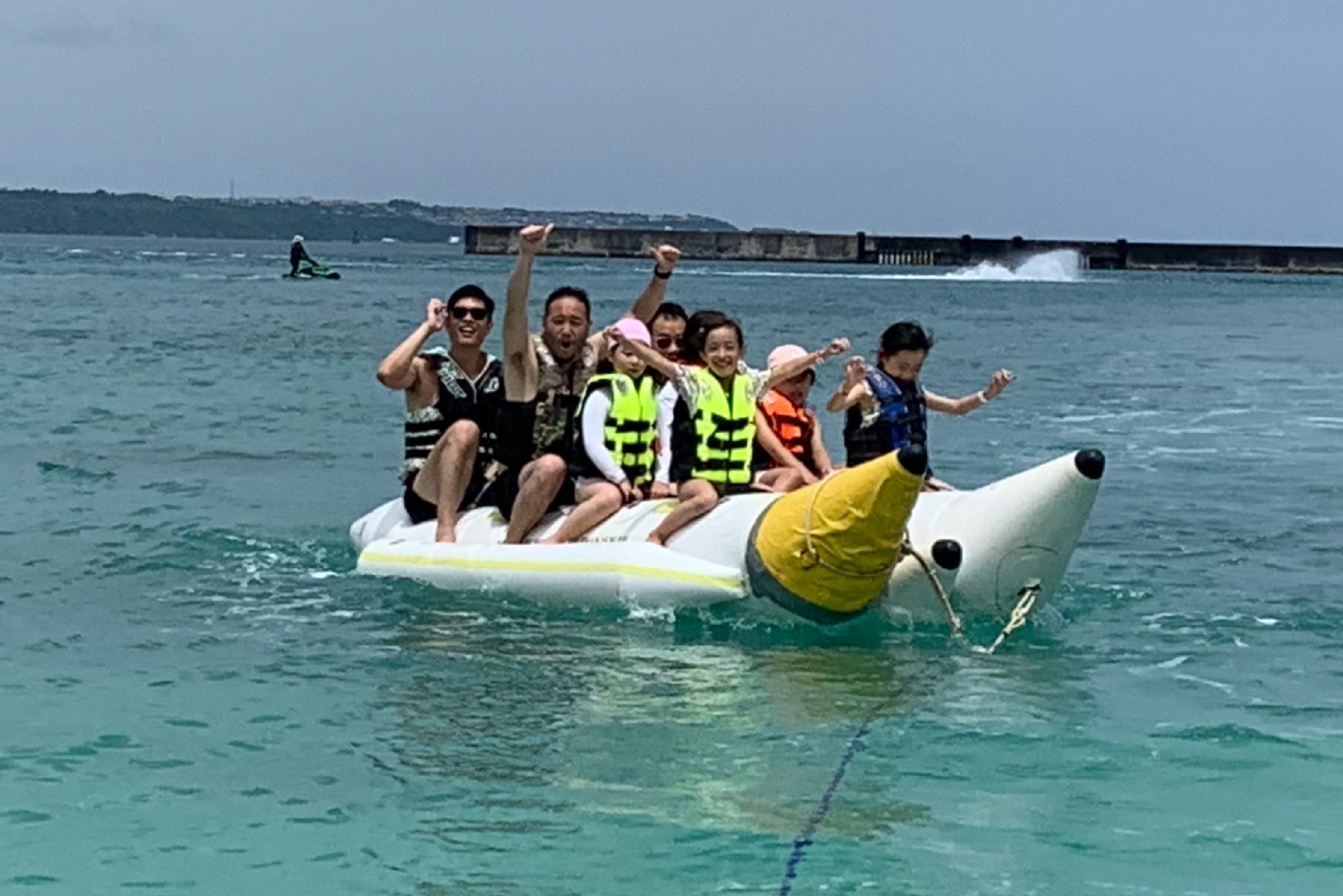 宮古島のパイナガマビーチでバナナボートを楽しむ様子