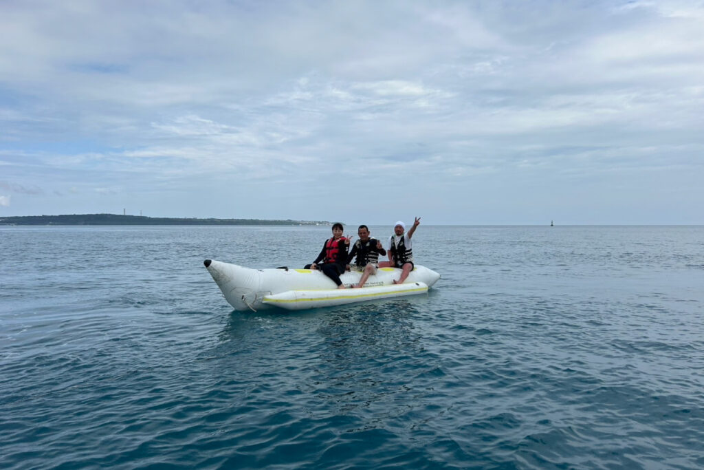 宮古島のパイナガマビーチでバナナボートを楽しむ様子