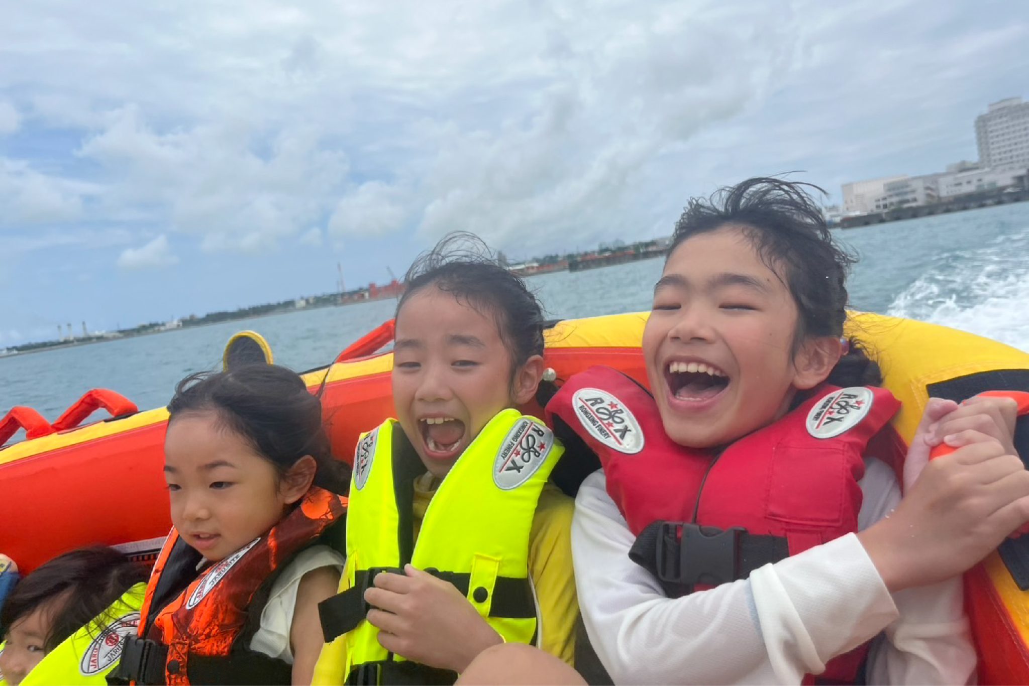 宮古島のパイナガマビーチでバナナボートを楽しむ様子