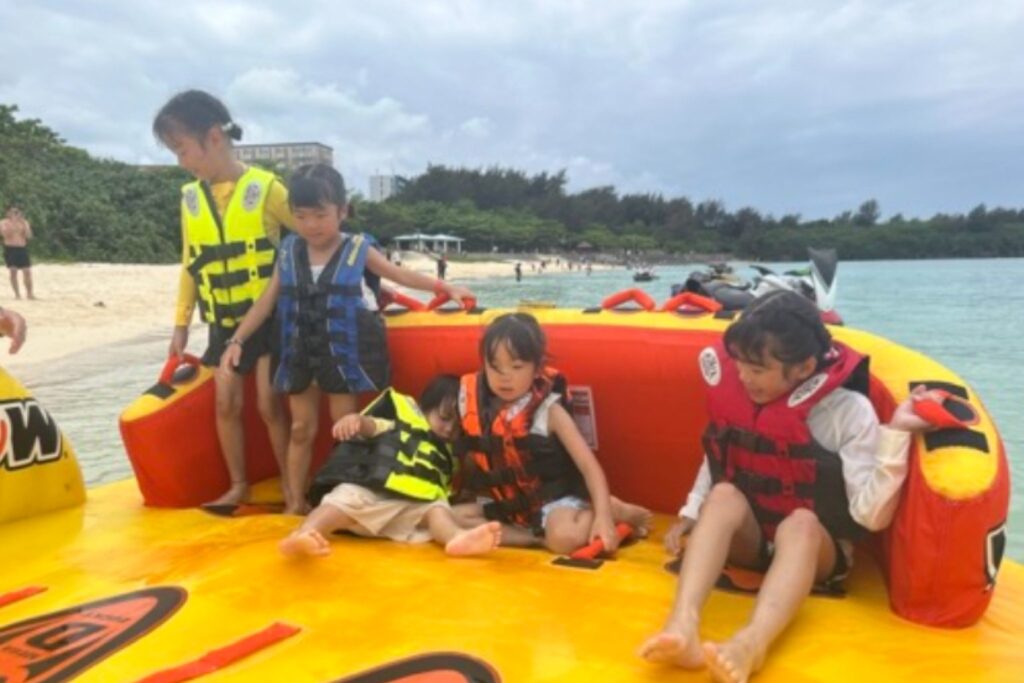 宮古島のパイナガマビーチでバナナボートを楽しむ様子