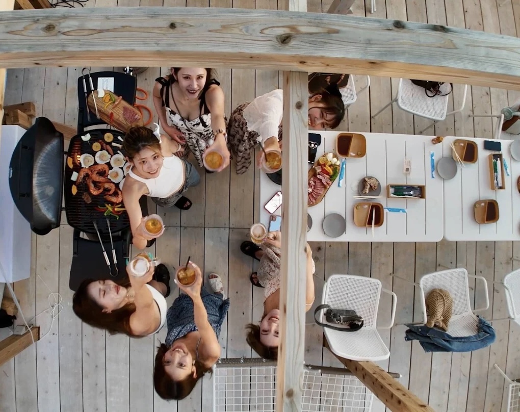 宮古島・パイナガマビーチの海の家でイベントを楽しむ様子