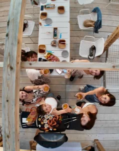 宮古島の海の家で女子旅グループがBBQとドリンクを楽しむ様子