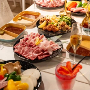 宮古島の海の家で女子旅グループがBBQとドリンクを楽しむ様子