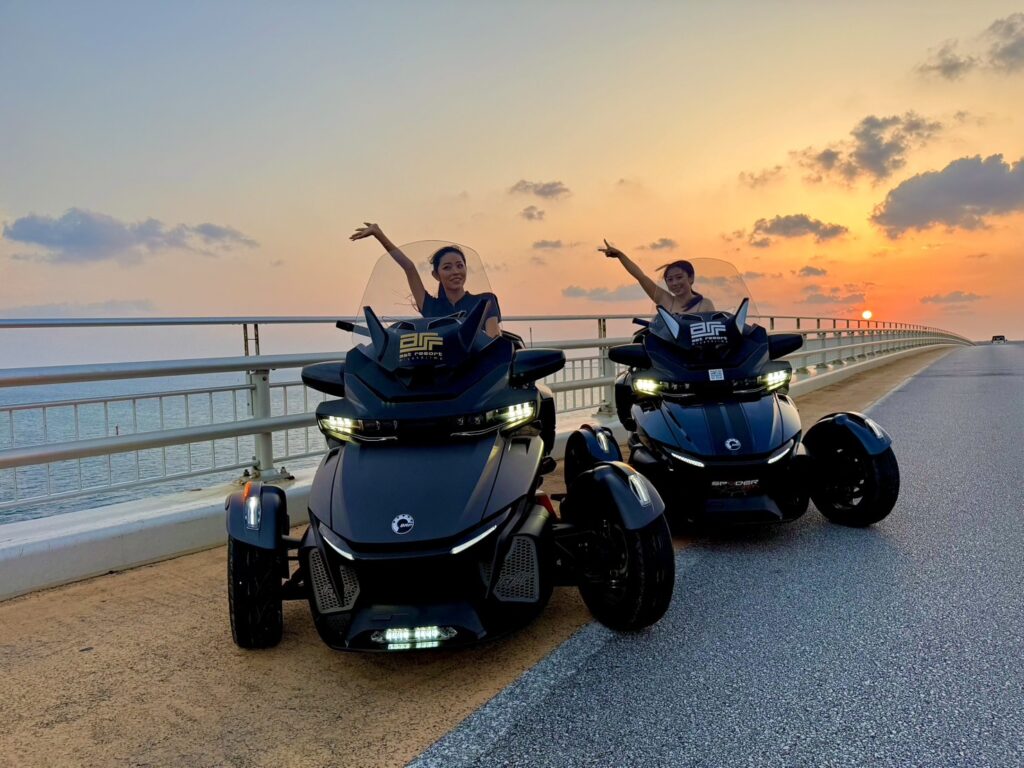 宮古島でカンナムスパイダー・トライクバイクを楽しむ様子