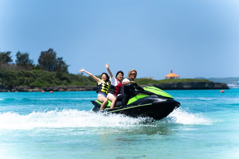 宮古島で人気のマリンスポーツ ジェットスキー体験をパイナガマビーチで楽しむ様子