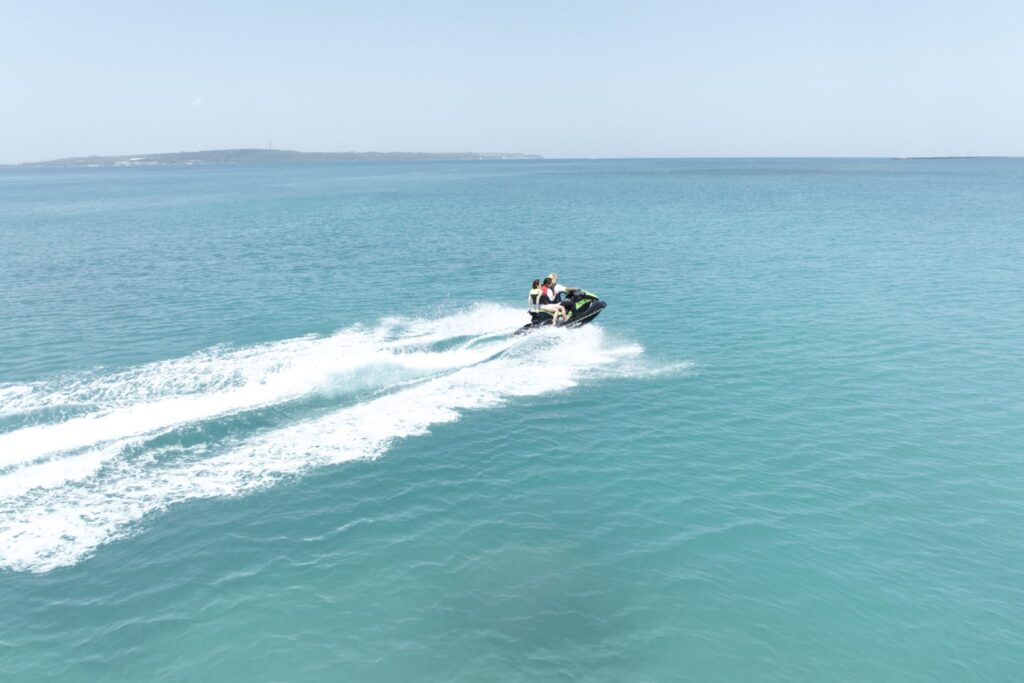 宮古島のパイナガマビーチでジェットスキーを楽しむ様子