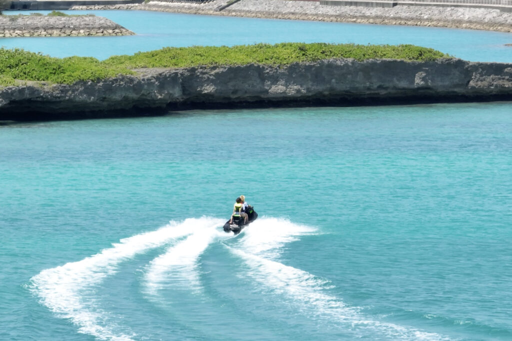 宮古島のパイナガマビーチでウェイクボードを楽しむ様子