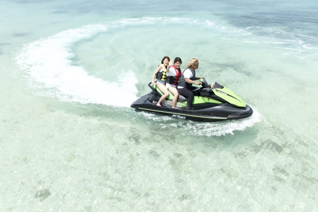 ジェットスキーを楽しむ様子