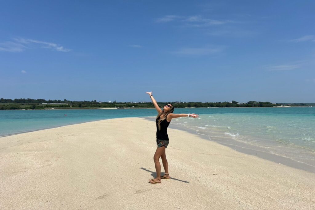 宮古島のパイナガマビーチでユニの浜ツアーを楽しむ様子