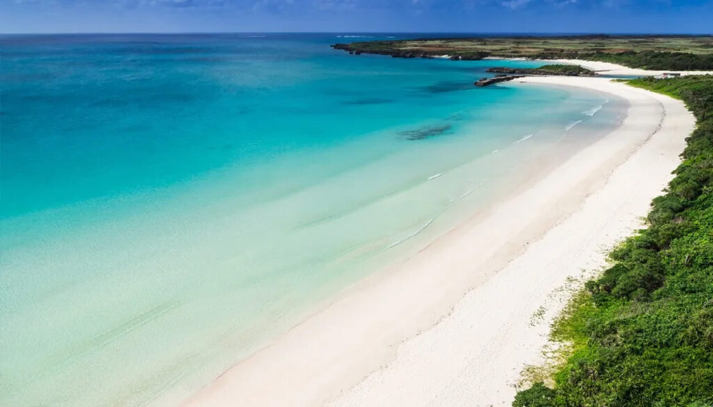 宮古島のパイナガマビーチでシュノーケルを楽しむ様子