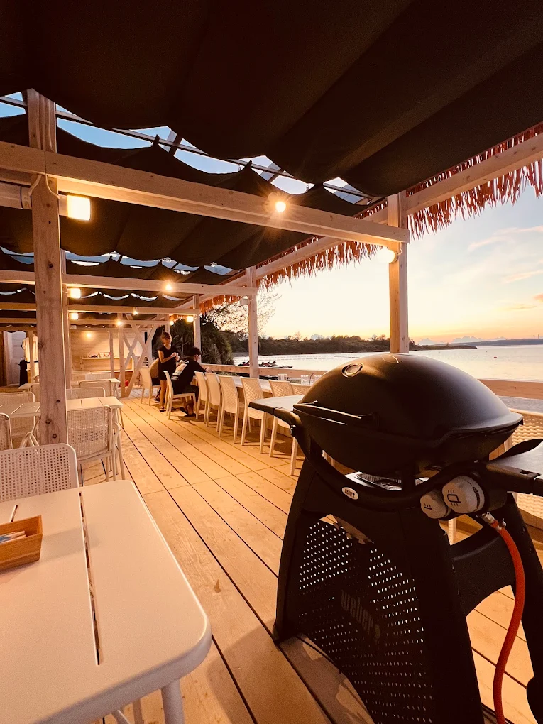 宮古島の海の家でBBQやイベントを楽しめるテラス席の様子